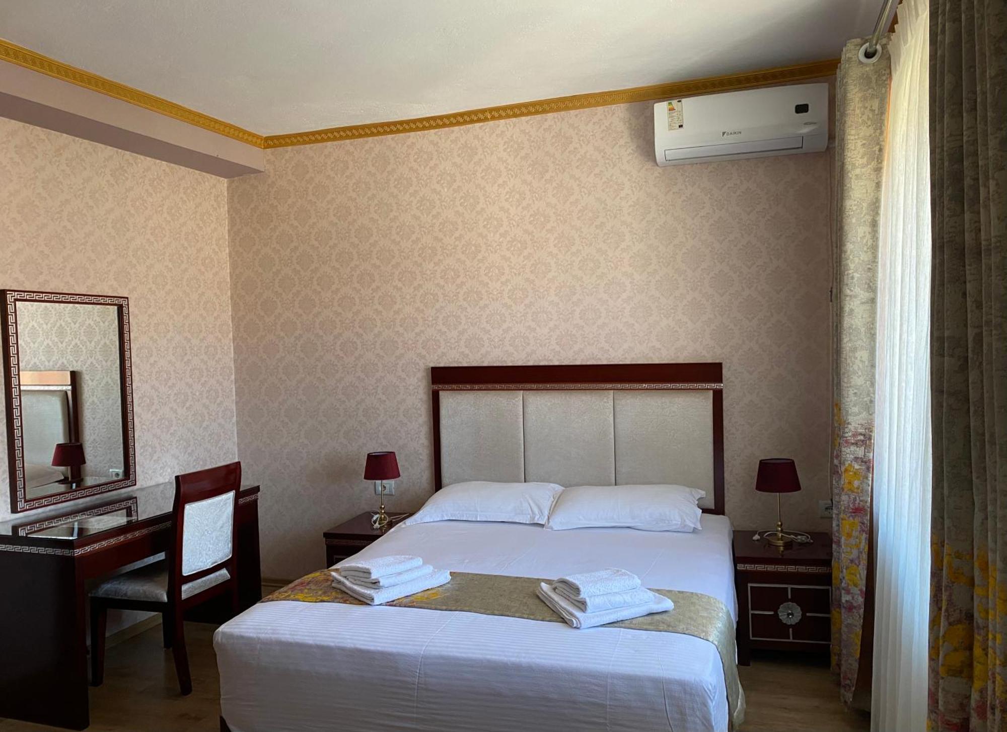 British Hotel Pogradec Eksteriør bilde