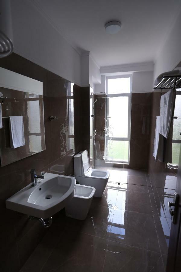British Hotel Pogradec Eksteriør bilde